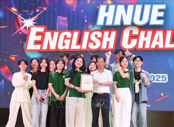 Trao giải Nhất của cuộc thi cho đội có thành tích xuất sắc. Ảnh: Thanh Tùng -  TTXVN 