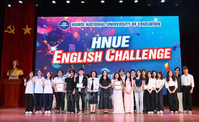 Trao giải Nhì cho các đội đạt giải. Ảnh: Thanh Tùng -  TTXVN