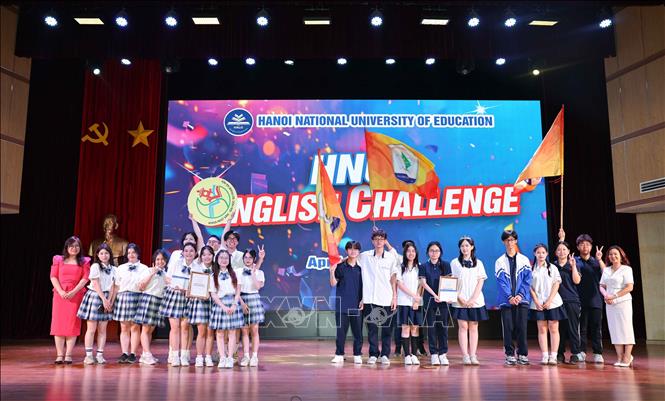 Trao giải Ba cho các đội đạt giải. Ảnh: Thanh Tùng -  TTXVN