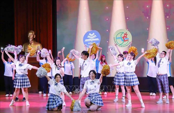 Các đội trong phần thi tài năng với những tiết mục biểu diễn được đầu tư về kỹ năng phát âm và sử dụng tiếng Anh cũng như kỹ năng trình diễn, thể hiện được tài năng của sinh viên. Ảnh: Thanh Tùng -  TTXVN 