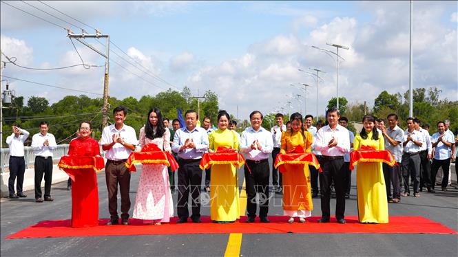 Các đại biểu thực hiện nghi thức cắt băng khánh thành cầu Hòa Bình. Ảnh: Minh Phú – TTXVN