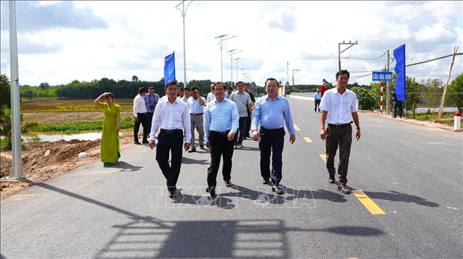 Các đại biểu tham quan công trình cầu Hòa Bình nối liền 2 xã Hoà Hội và Hoà Thạnh của huyện Châu Thành, tỉnh Tây Ninh. Ảnh: Minh Phú – TTXVN