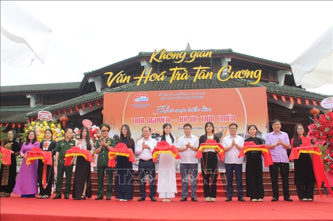 Các đại biểu cắt băng khai mạc Triển lãm. Ảnh: Thu Hằng-TTXVN
