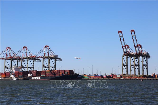 Quang cảnh cảng hàng hóa tại Bayonne, New Jersey, Mỹ. Ảnh: THX/TTXVN
