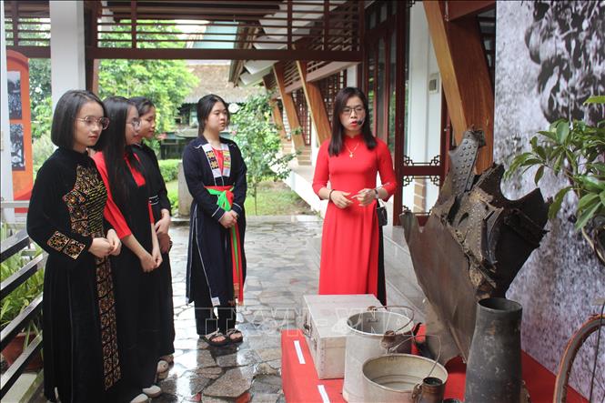 Triển lãm chuyên đề “Thái Nguyên - Ký ức thời chiến” thu hút đông đảo người xem. Ảnh: Thu Hằng-TTXVN
