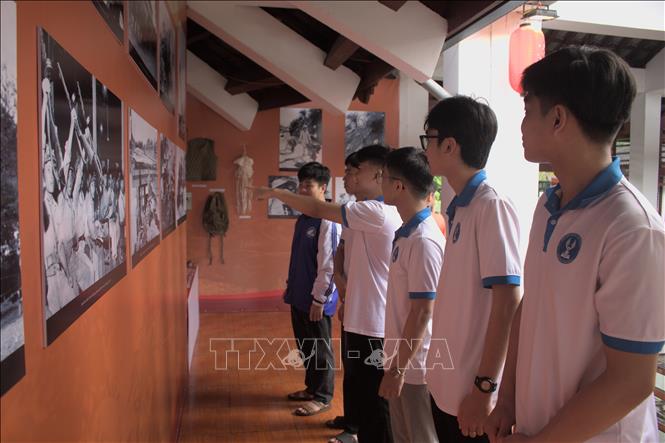 Triển lãm chuyên đề “Thái Nguyên - Ký ức thời chiến” thu hút đông đảo người xem. Ảnh: Thu Hằng-TTXVN