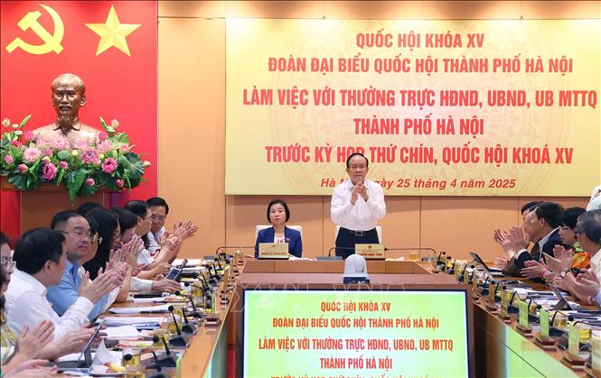 Phó Bí thư Thành ủy, Chủ tịch HĐND thành phố, Phó Trưởng đoàn đại biểu Quốc hội thành phố Nguyễn Ngọc Tuấn chủ trì buổi làm việc. Ảnh: Văn Điệp - TTXVN