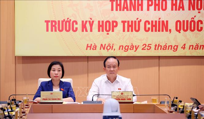 Phó Bí thư Thành ủy, Chủ tịch HĐND thành phố, Phó Trưởng đoàn đại biểu Quốc hội thành phố Nguyễn Ngọc Tuấn (bên phải) và Phó Trưởng đoàn chuyên trách Đoàn đại biểu Quốc hội thành phố Hà Nội Phạm Thị Thanh Mai chủ trì buổi làm việc. Ảnh: Văn Điệp - TTXVN