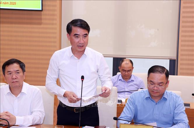 Giám đốc Sở Tài chính Hà Nội Nguyễn Xuân Lưu báo cáo tại buổi làm việc. Ảnh: Văn Điệp - TTXVN