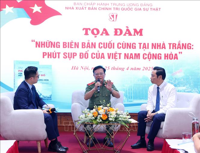Thiếu tướng, Tiến sĩ, Nhà văn Nguyễn Hồng Thái, Phó Tổng Biên tập Tạp chí Phương Đông chia sẻ tại buổi tọa đàm. Ảnh: Văn Điệp – TTXVN