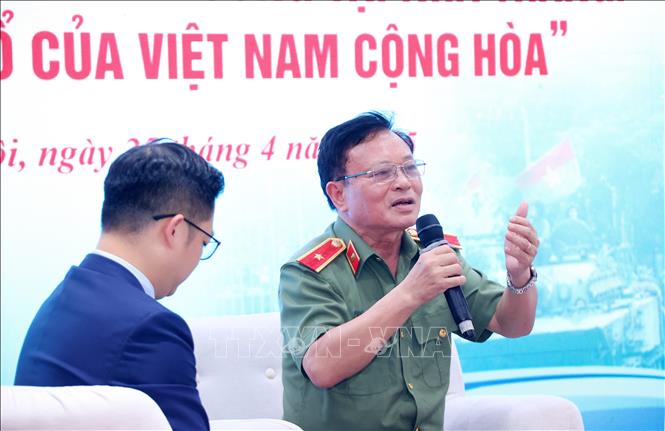 Thiếu tướng, Tiến sĩ, Nhà văn Nguyễn Hồng Thái, Phó Tổng Biên tập Tạp chí Phương Đông chia sẻ tại buổi tọa đàm. Ảnh: Văn Điệp – TTXVN