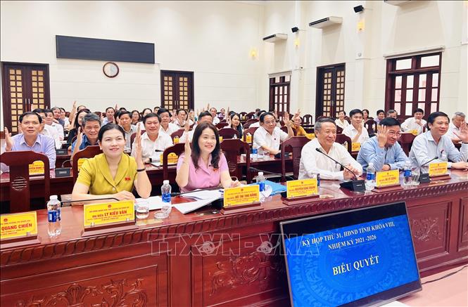 Đại biểu biểu quyết thông qua Nghị quyết về việc tán thành chủ trương sắp xếp, hợp nhất đơn vị hành chính tỉnh Quảng Trị và tỉnh Quảng Bình. Ảnh: Nguyên Linh – TTXVN

