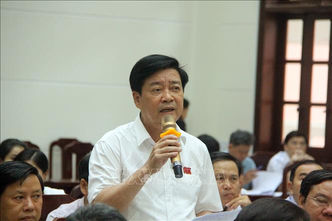 Giám đốc Sở Nội vụ tỉnh Quảng Trị Ngô Quang Chiến giải trình về sắp xếp đơn vị hành chính cấp xã tại Quảng Trị. Ảnh: Nguyên Linh – TTXVN
