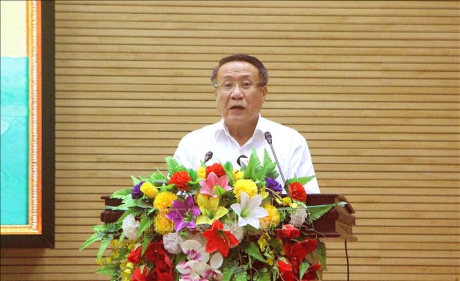 Quyền Chủ tịch UBND tỉnh Quảng Trị Hà Sỹ Đồng trình bày tờ trình tại kỳ họp. Ảnh: Nguyên Linh – TTXVN