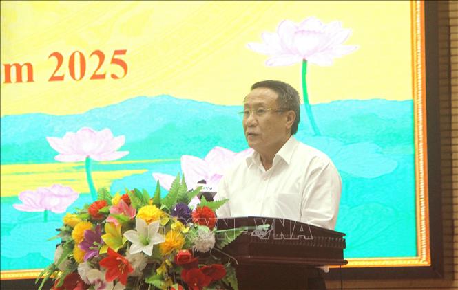 Quyền Chủ tịch UBND tỉnh Quảng Trị Hà Sỹ Đồng trình bày tờ trình tại kỳ họp. Ảnh: Nguyên Linh – TTXVN