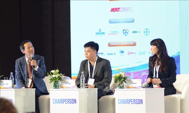 Các chuyên gia, nhà khoa học trao đổi thảo luận về các vấn đề y khoa tại hội nghị. Ảnh: Văn Dũng - TTXVN