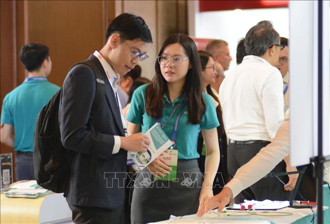 Đại biểu tham quan, tìm hiểu về các sản phẩm công nghệ tiên tiến trong lĩnh vực y tế. Ảnh: Văn Dũng - TTXVN
