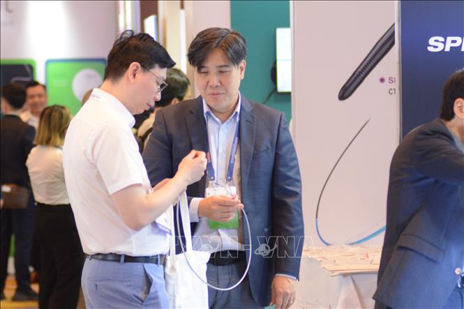 Đại biểu tham quan gian hàng trưng bày các sản phẩm công nghệ tiên tiến trong lĩnh vực y tế. Ảnh: Văn Dũng - TTXVN
