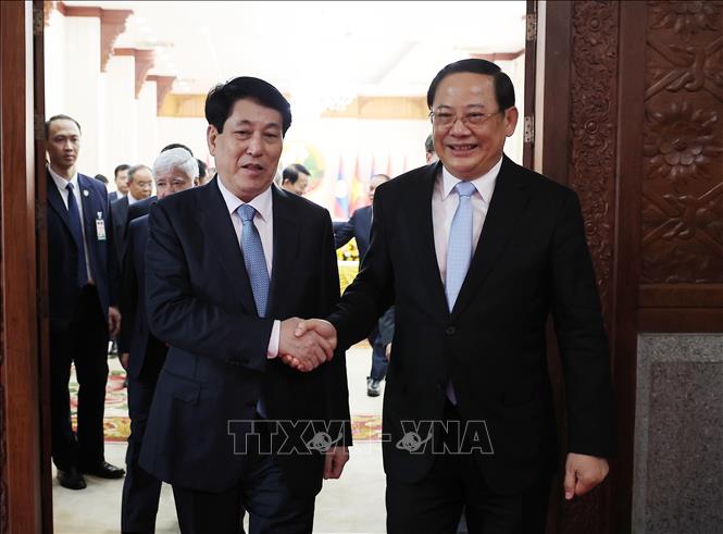 Chủ tịch nước Lương Cường hội kiến Thủ tướng Chính phủ Lào Sonexay Siphandone. Ảnh: Lâm Khánh – TTXVN