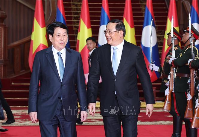 Chủ tịch nước Lương Cường hội kiến Thủ tướng Chính phủ Lào Sonexay Siphandone. Ảnh: Lâm Khánh – TTXVN