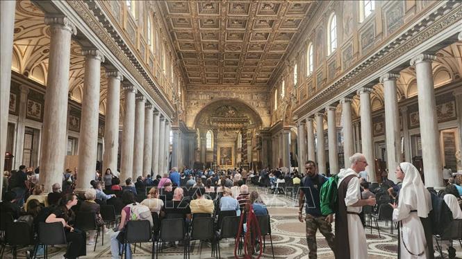 Người dân cầu nguyện cho Giáo hoàng Francis tạiVương cung Thánh đường Santa Maria Maggiore. Ảnh: Thanh Hải-PV TTXVN tại Italy