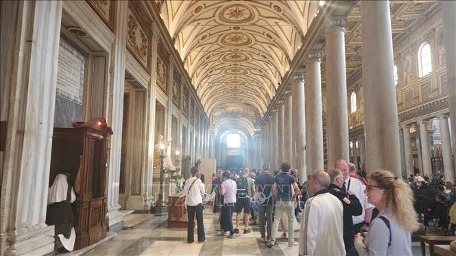 Người dân vào thăm Vương cung Thánh đường Santa Maria Maggiore. Ảnh: Thanh Hải-PV TTXVN tại Italy