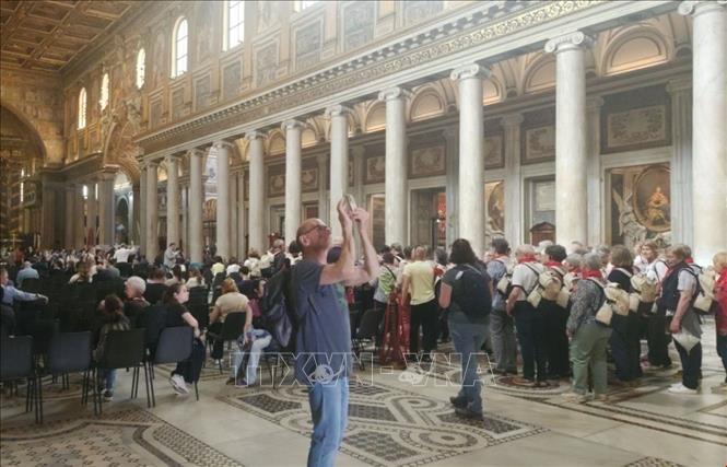 Người dân cầu nguyện cho Giáo hoàng Francis tạiVương cung Thánh đường Santa Maria Maggiore. Ảnh: Thanh Hải-PV TTXVN tại Italy