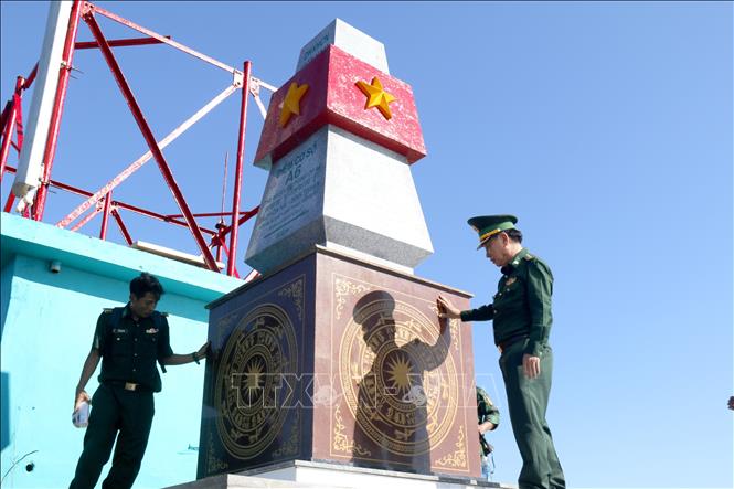 Đoàn công tác kiểm tra việc tôn tạo tại cột mốc chủ quyền trên đảo Hòn Hải. Ảnh: Nguyễn Thanh - TTXVN