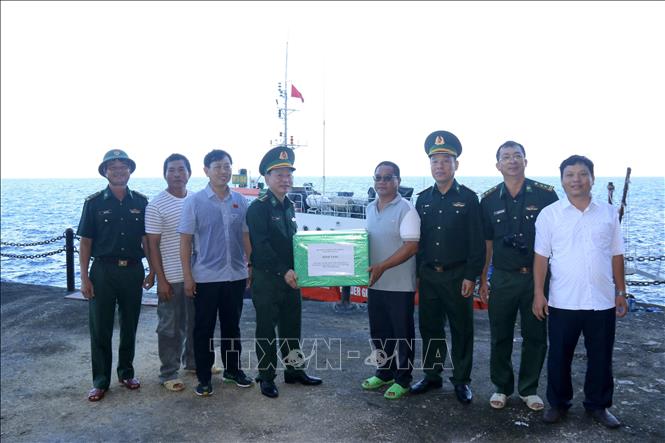 Thăm tặng quà cho cán bộ, nhân viên làm việc tại đảo Hòn Hải. Ảnh: Nguyễn Thanh - TTXVN