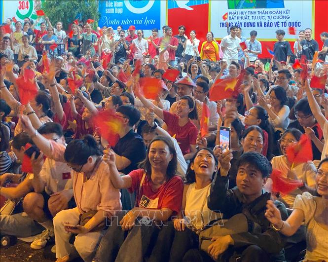 Người dân rộn ràng đón chờ những đoàn quân quân diễu binh diễu hành. Ảnh: Hồng Giang - TTXVN