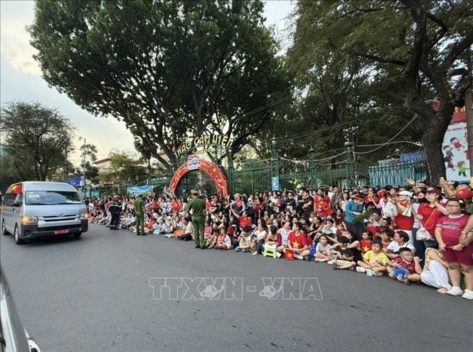 Người dân hào hứng xem sơ duyệt. Ảnh: Thu Hương - TTXVN