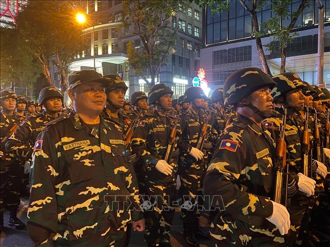 Khối quân đội Lào tham gia sơ duyệt diễu binh. Ảnh: Hồng Giang - TTXVN