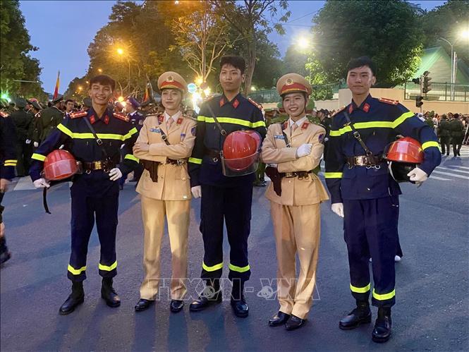 Các lực lượng hào hứng tham gia sơ duyệt. Ảnh: Hồng Giang - TTXVN