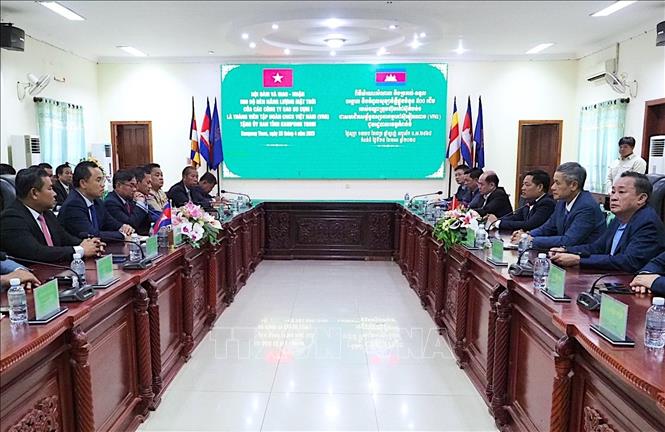 Quang cảnh cuộc gặp và làm việc giữa Đại sứ Việt Nam tại Campuchia Nguyễn Minh Vũ và chính quyền tỉnh Kampong Thom. Ảnh: Quang Anh - PV TTXVN tại Campuchia