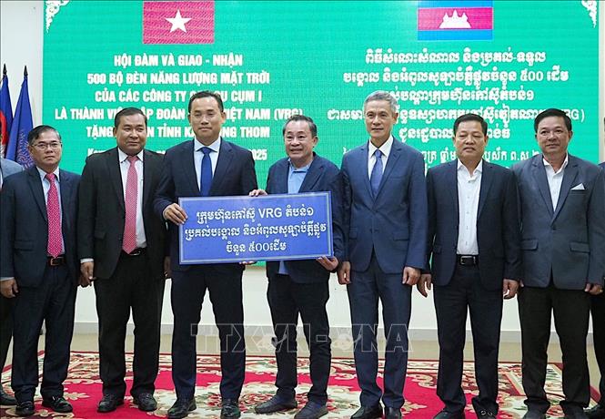 Đại sứ Việt Nam tại Campuchia Nguyễn Minh Vũ chứng kiến nghi thức trao tặng 500 cây trụ điện năng lượng mặt trời cho tỉnh Kampong Thom, là quà tặng của 7 công ty cao su Cụm 1 trên địa bàn tỉnh. Ảnh: Quang Anh - PV TTXVN tại Campuchia