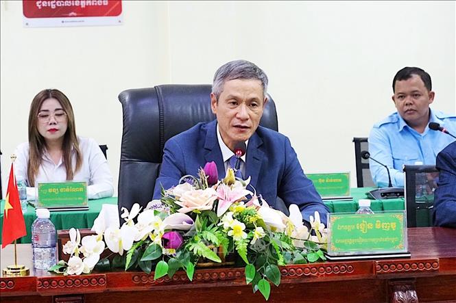 Đại sứ Việt Nam tại Campuchia Nguyễn Minh Vũ phát biểu tại cuộc làm việc với chính quyền tỉnh Kampong Thom. Ảnh: Quang Anh - PV TTXVN tại Campuchia