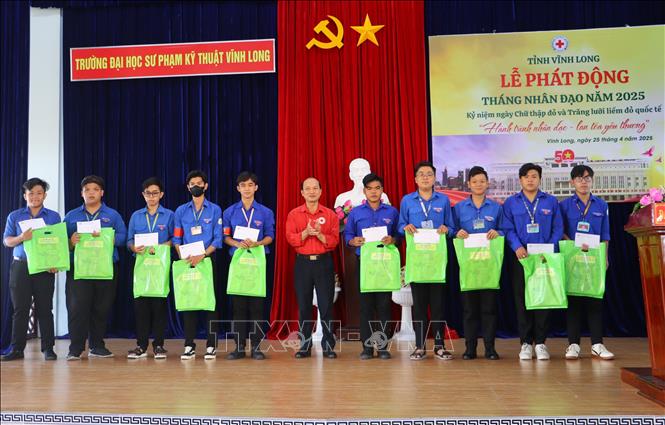 Presenting gifts to underpriviledged students in a ceremony to launch the Humanitarian Month in the Mekong Delta province of Vinh Long. VNA Photo: Lê Thúy Hằng 