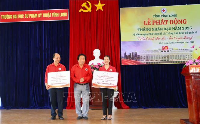 Donors give aids to the Red Cross Society branch in the Mekong Delta province of Vinh Long. VNA Photo: Lê Thúy Hằng 