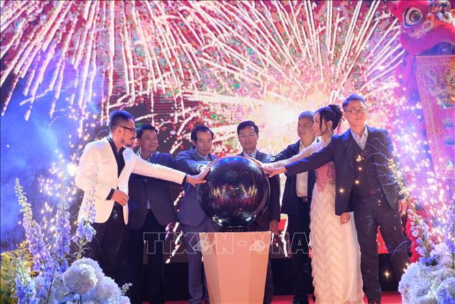 Các đại biểu thực hiện nghi thức khai trương Công viên Ánh sáng & Nghệ thuật Delight Park Đà Lạt. Ảnh: Nguyễn Dũng - TTXVN