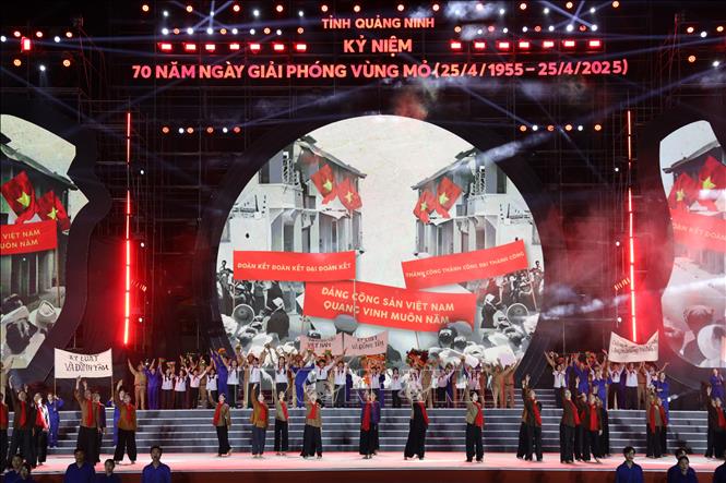 Tiết mục văn nghệ tại chương trình. Ảnh: Đức Hiếu - TTXVN