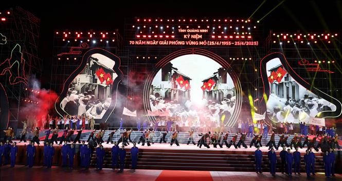 Tiết mục văn nghệ tại chương trình. Ảnh: Đức Hiếu - TTXVN