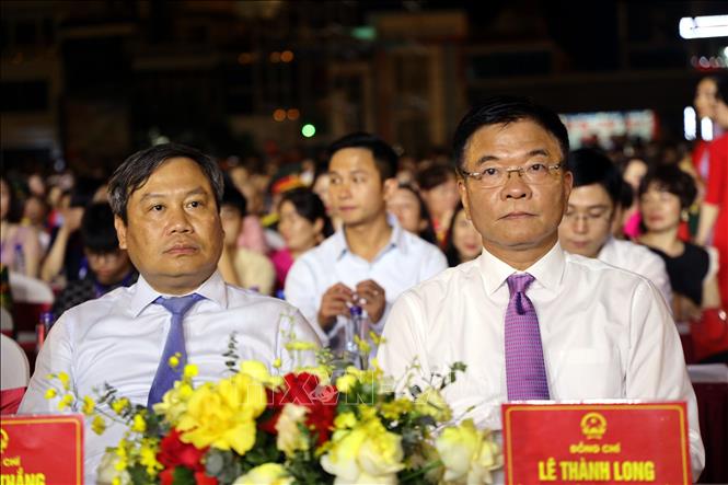 Phó Thủ tướng Chính phủ Lê Thành Long (bên phải) tham dự chương trình. Ảnh: Đức Hiếu - TTXVN