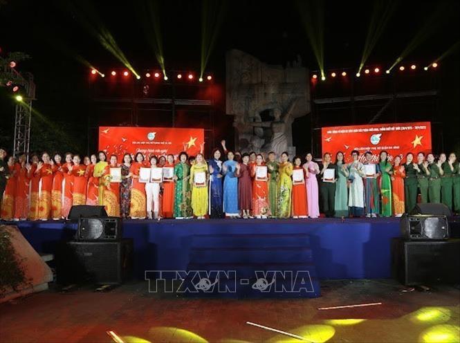 Tại chương trình, hơn 300 hội viên phụ nữ quận Ba Đình cùng tham gia biểu diễn tiết mục đồng diễn dân vũ. Ảnh: TTXVN phát