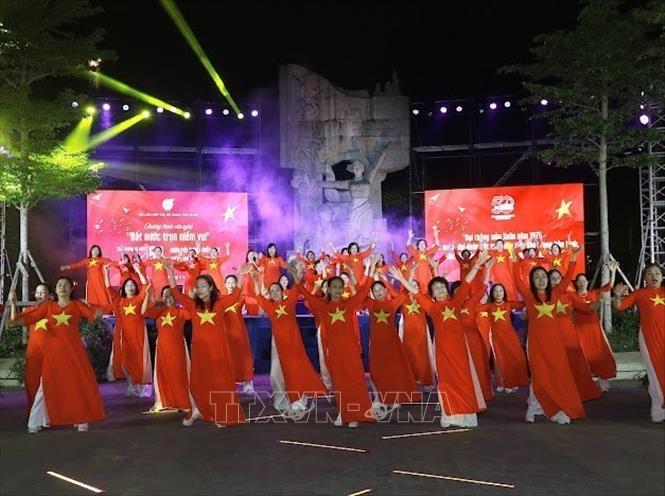 Các tiết mục văn nghệ đặc sắc tại chương trình. Ảnh: TTXVN phát