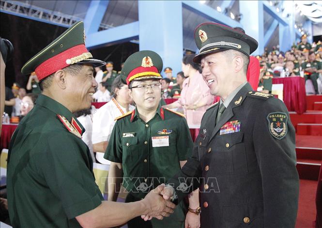 Lãnh đạo Quân đội nhân dân Việt Nam (trái) gặp gỡ lãnh đạo Quân đội Trung Quốc tham gia sơ duyệt. Ảnh: Thanh Vũ-TTXVN

