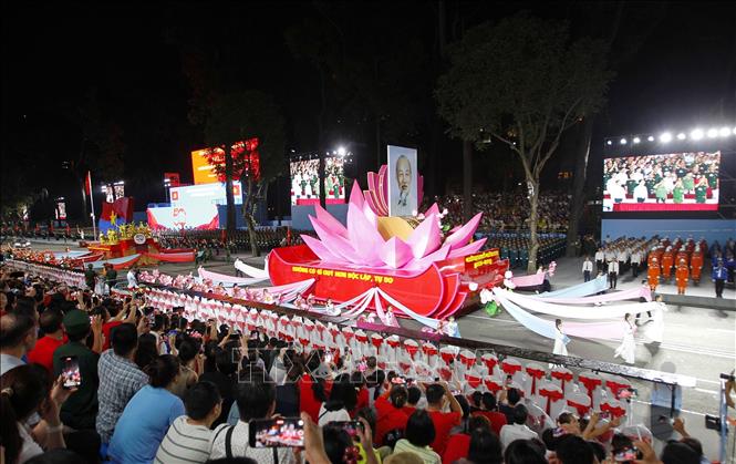 Nghi thức diễu binh, diễu hành tại lễ sơ duyệt kỷ niệm 50 năm Ngày Giải phóng miền Nam thống nhất đất nước. Ảnh: Thanh Vũ-TTXVN
