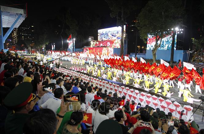 Chương trình biểu diễn nghệ thuật của lực lượng văn nghệ sỹ Thành phố Hồ Chí Minh tham gia sơ duyệt lễ diễu binh, diễu hành. Ảnh: Thanh Vũ-TTXVN