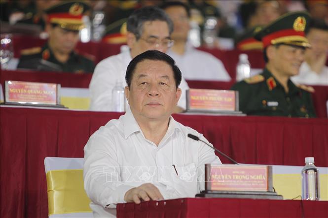 Đồng chí Nguyễn Trọng Nghĩa, Ủy viên Bộ Chính trị, Bí thư Trung ương Đảng, Trưởng ban Tuyên giáo và Dân vận Trung ương dự sơ duyệt lễ diễu binh, diễu hành kỷ niệm 50 năm Ngày Giải phóng miền Nam thống nhất đất nước. Ảnh: Thanh Vũ-TTXVN
