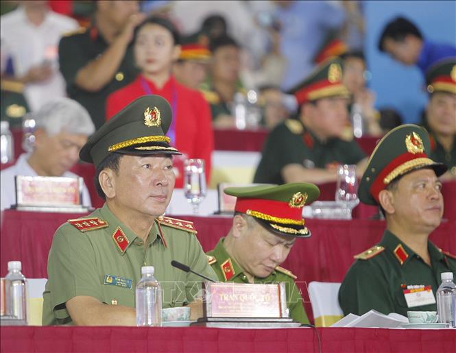 Lãnh đạo Công an Việt Nam dự sơ duyệt lễ diễu binh, diễu hành kỷ niệm 50 năm Ngày Giải phóng miền Nam thống nhất đất nước. Ảnh: Thanh Vũ-TTXVN
