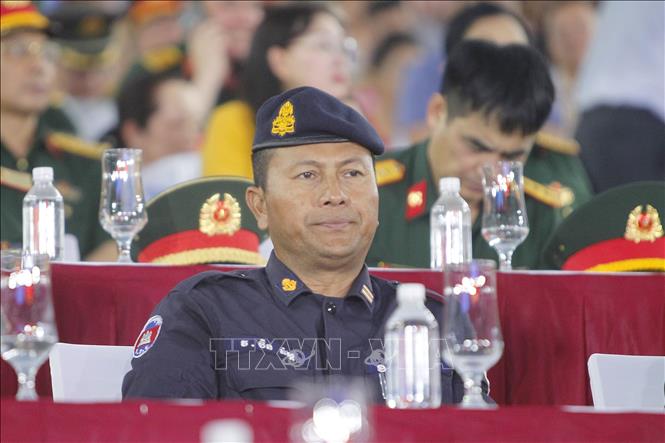 Lãnh đạo Quân đội nhân dân Hoàng gia Campuchia dự sơ duyệt lễ diễu binh, diễu hành kỷ niệm 50 năm Ngày Giải phóng miền Nam thống nhất đất nước. Ảnh: Thanh Vũ-TTXVN
